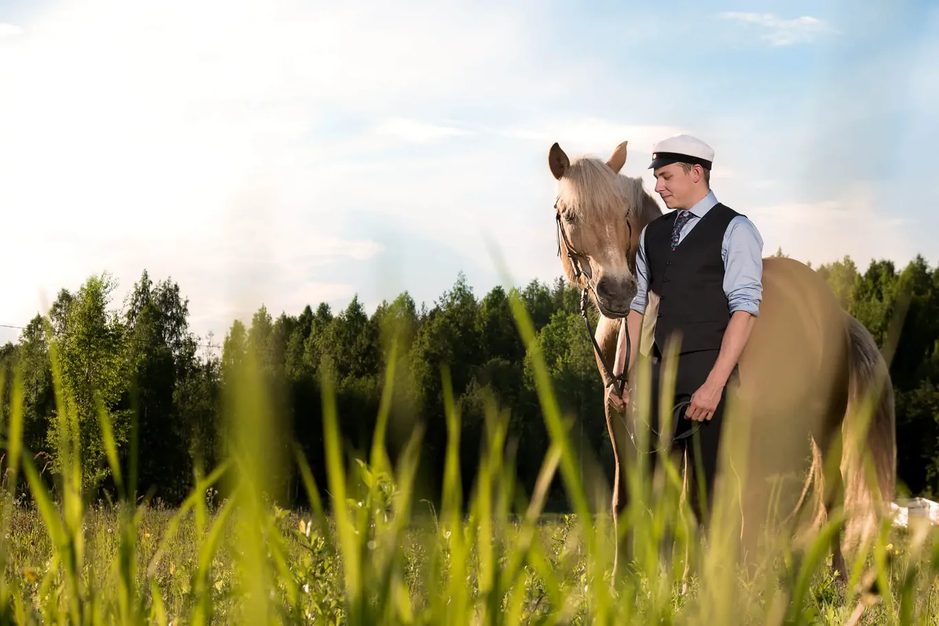 Ylioppilaskuvaus hevosen kanssa