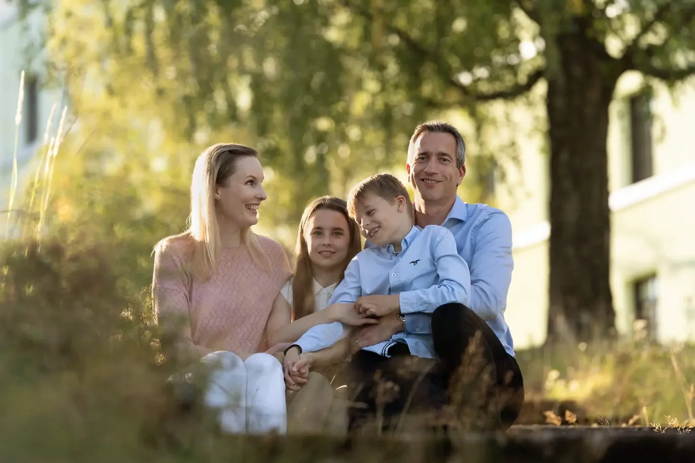 perhekuvaus ulkona valokuvaaja jyväskylä sisaruskuvaus (12)